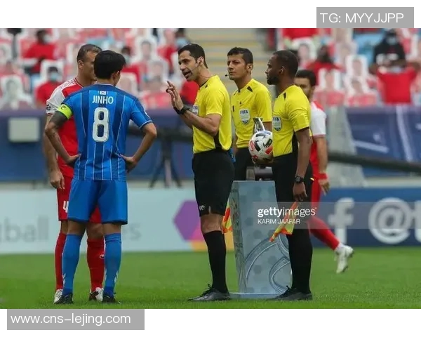 足球裁判工资揭秘:不同级别裁判的薪资差异与职业发展前景分析